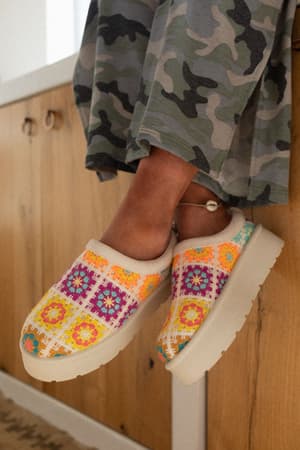 Crochet Hug Slipper Shoes: undefined