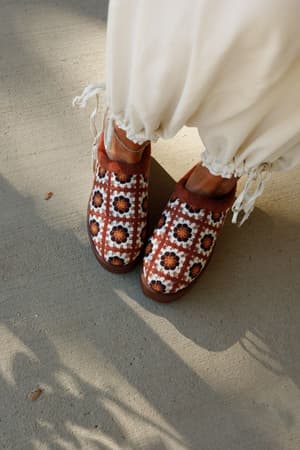 crochet-hug-slipper-shoes-brown/Brown