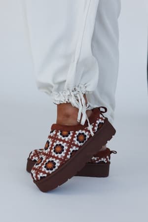 crochet-hug-slipper-shoes-brown/Brown