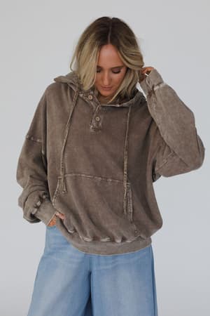janelle-peace-patch-sweatshirt-top-coffee/Coffee