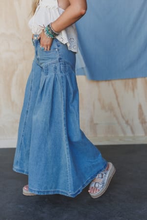 Brookside Pleated Wide Leg Jeans: undefined
