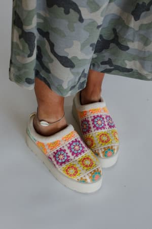 crochet-hug-slipper-shoes-beige/Beige