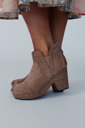 High Road Clogs: undefined