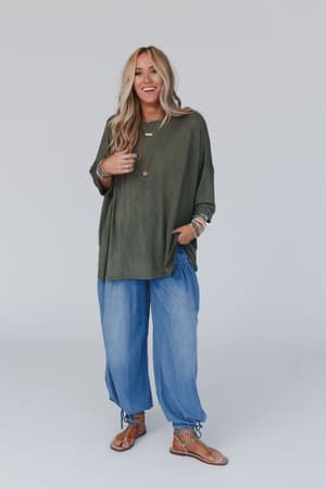 sunday-stroll-oversized-tee-olive/Olive