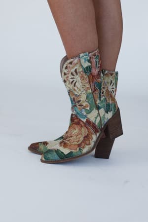 Canyon Rose Boots: undefined