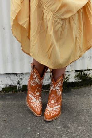 dolly-embroidered-cowboy-boot-camel/Camel