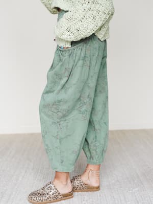the-nest-nora-gathered-barrel-denim-pant-olive-floral/Olive Floral