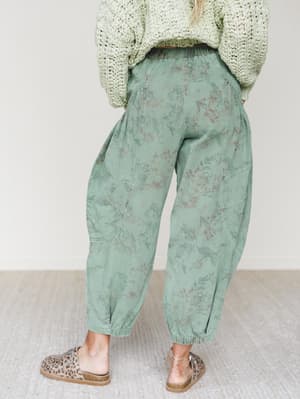the-nest-nora-gathered-barrel-denim-pant-olive-floral/Olive Floral