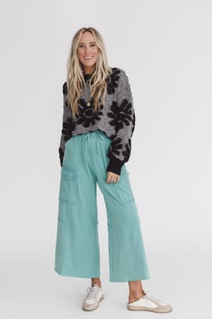zinnia-textured-flower-top-black/Black