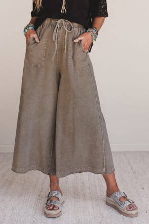 Relaxing Robin Front Pocket Wide Leg Pants: undefined