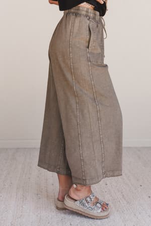 relaxing-robin-front-pocket-wide-leg-pants-faded-mocha/Brown