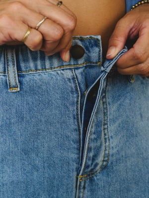 Artful Idea Jeans
- Washed Denim L / Washed Denim