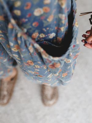 the-nest-nora-gathered-barrel-denim-pant-denim-blue-floral/Denim Blue Floral