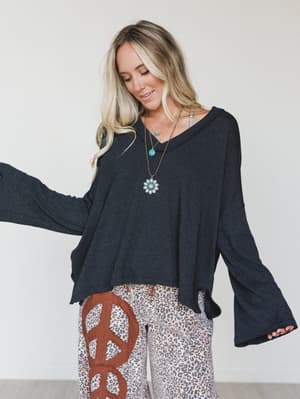 the-nest-on-the-go-long-sleeve-tee-charcoal/Charcoal