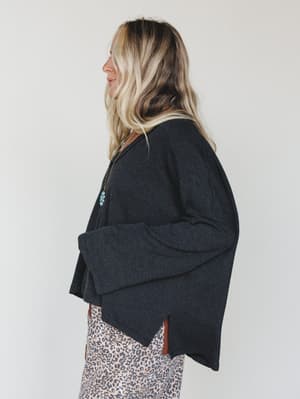 the-nest-on-the-go-long-sleeve-tee-charcoal/Charcoal