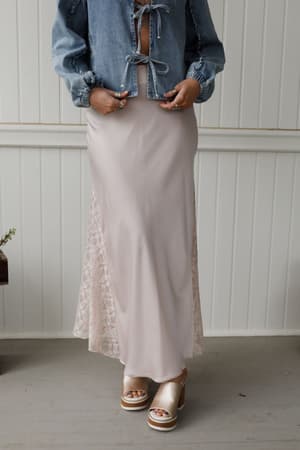 satin-starlight-lace-skirt-pearl/Ivory