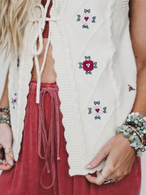 The Nest Lovely Florals Knit Vest - Cream M / Cream