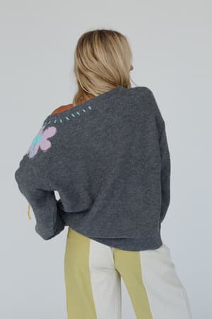 good-mood-flower-print-sweater-charcoal/Charcoal