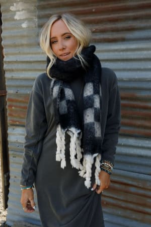 cider-stroll-scarf-black/Black