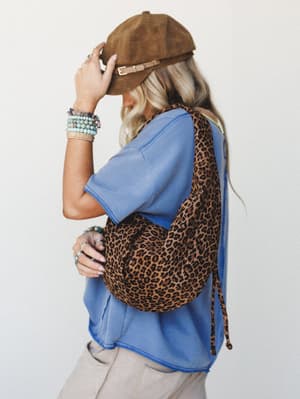 Hanging on Bag - Leopard OS / Leopard