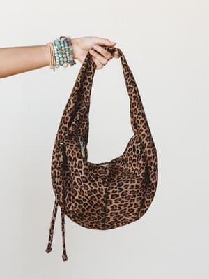 Hanging on Bag - Leopard OS / Leopard