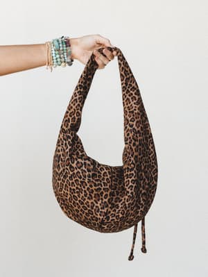 Hanging on Bag - Leopard OS / Leopard