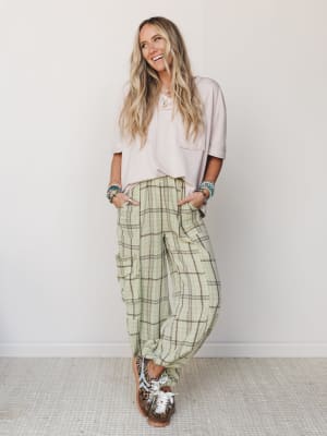 The Nest Katie V Neck Tee - Taupe M / Taupe