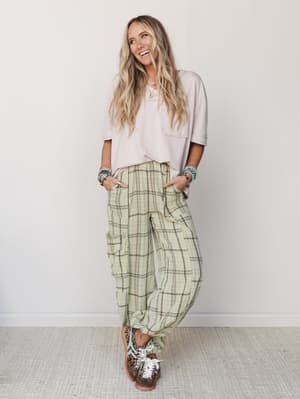 The Nest Katie V Neck Tee - Taupe M / Taupe