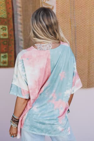 the-nest-on-the-go-v-neck-essential-tee-tie-dye/Tie Dye