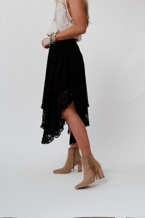 dreamy-meadow-floral-lace-skirt-black/Black