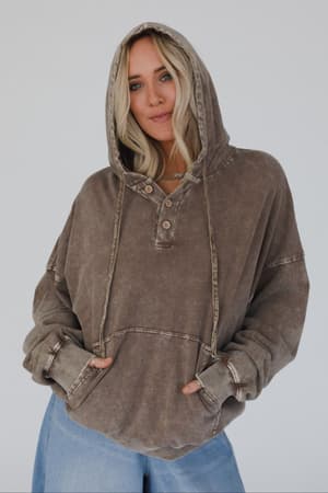 janelle-peace-patch-sweatshirt-top-coffee/Coffee