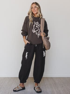 running-with-horses-sweatshirt-ash-black/Ash Black