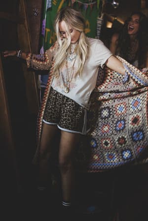 the-nest-freedom-spark-graphic-tee-tan/Tan
