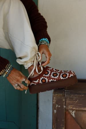 crochet-hug-slipper-shoes-brown/Brown