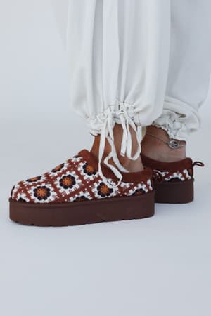 crochet-hug-slipper-shoes-brown/Brown