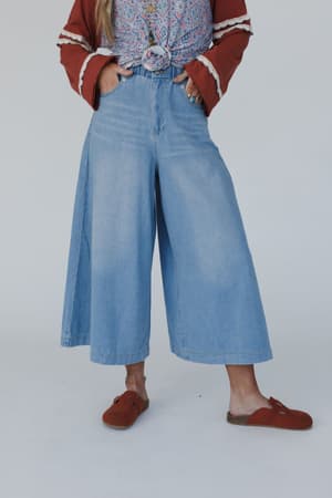 frontier-flare-jeans-light-wash/Light Wash