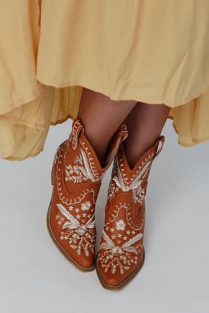 dolly-embroidered-cowboy-boot-camel/Camel