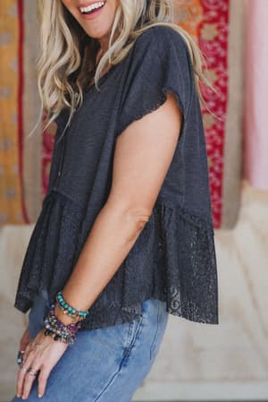 callie-short-sleeve-tee-charcoal/Charcoal