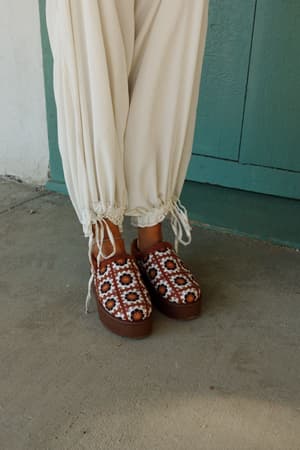 crochet-hug-slipper-shoes-brown/Brown