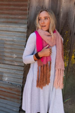 groovy-swirl-tassel-scarf-pink/Pink
