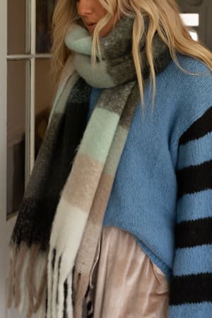 everest-cozy-plaid-scarf-blue/Blue
