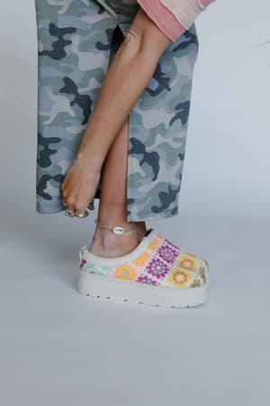crochet-hug-slipper-shoes-beige/Beige