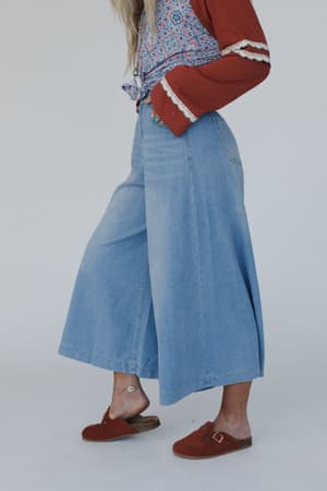 frontier-flare-jeans-light-wash/Light Wash