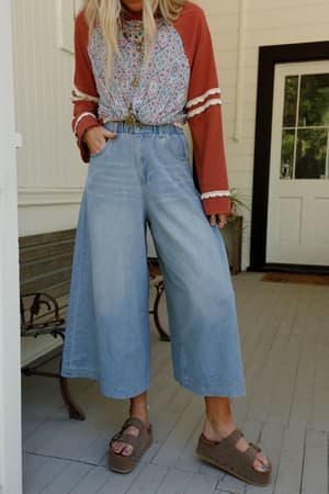 frontier-flare-jeans-light-wash/Light Wash