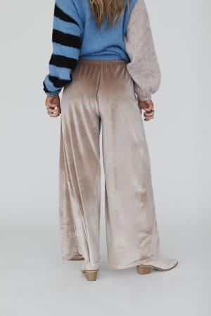 relaxing-robin-velvet-wide-leg-pant-taupe/Taupe
