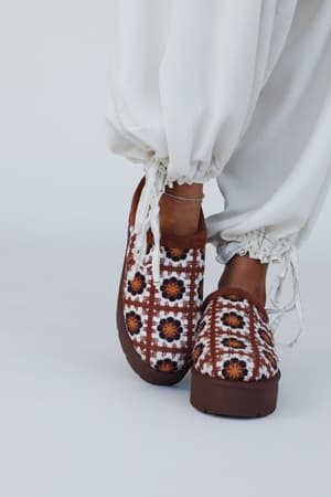 crochet-hug-slipper-shoes-brown/Brown