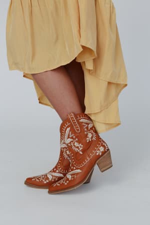 dolly-embroidered-cowboy-boot-camel/Camel