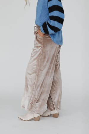 relaxing-robin-velvet-wide-leg-pant-taupe/Taupe