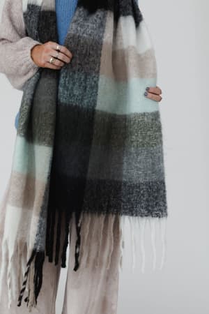 everest-cozy-plaid-scarf-blue/Blue