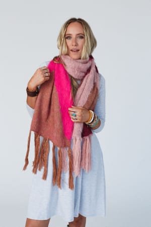 groovy-swirl-tassel-scarf-pink/Pink